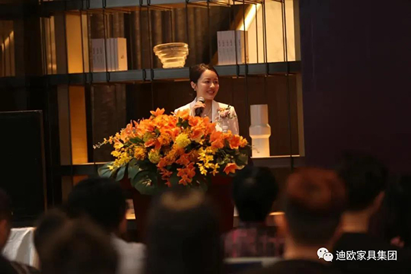 手机AV看片网站集團副總裁兼采購總監黃雅悠女士致辭並介紹手机AV看片网站品牌