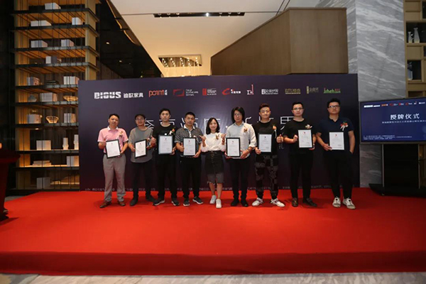 廣州卡撒傳媒副總經理鍾曉顏 為本期特邀分享嘉賓頒發證書。