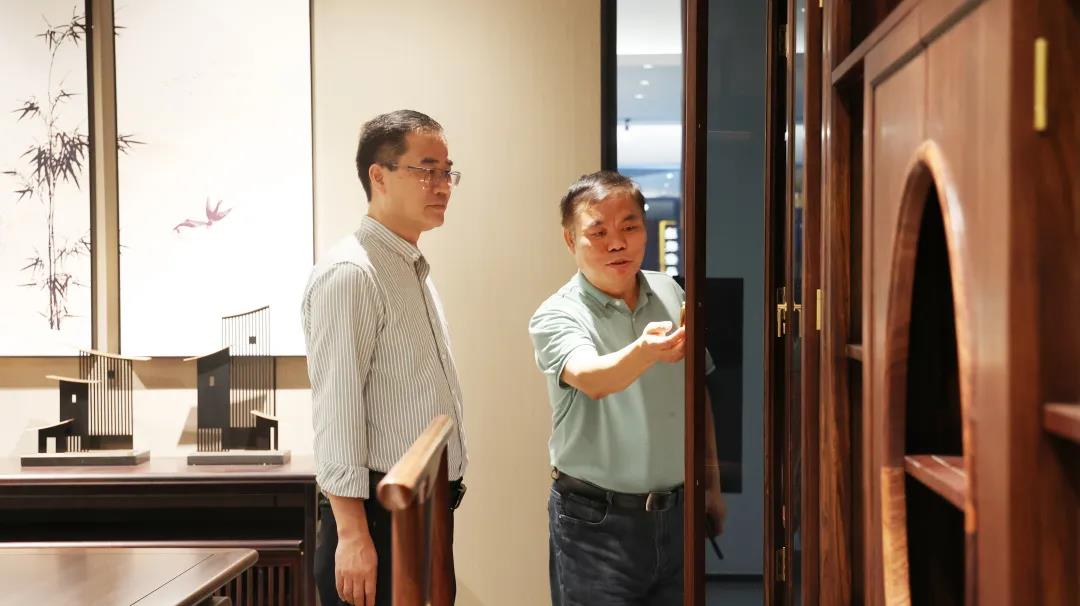 王克會長現場感受展廳家具的工藝、性能以及產品優勢