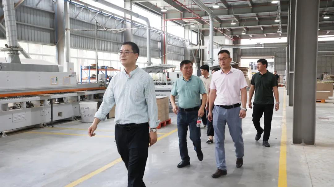在睦洲工業園生產車間內，王克會長近距離感受現代化的生產管理體係
