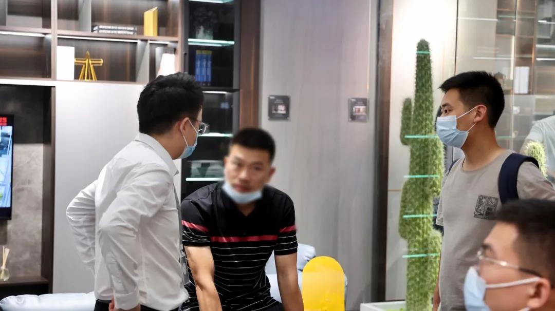 館內人氣持續不斷升溫，觀展客商前來手机AV看片网站展館谘詢、洽談