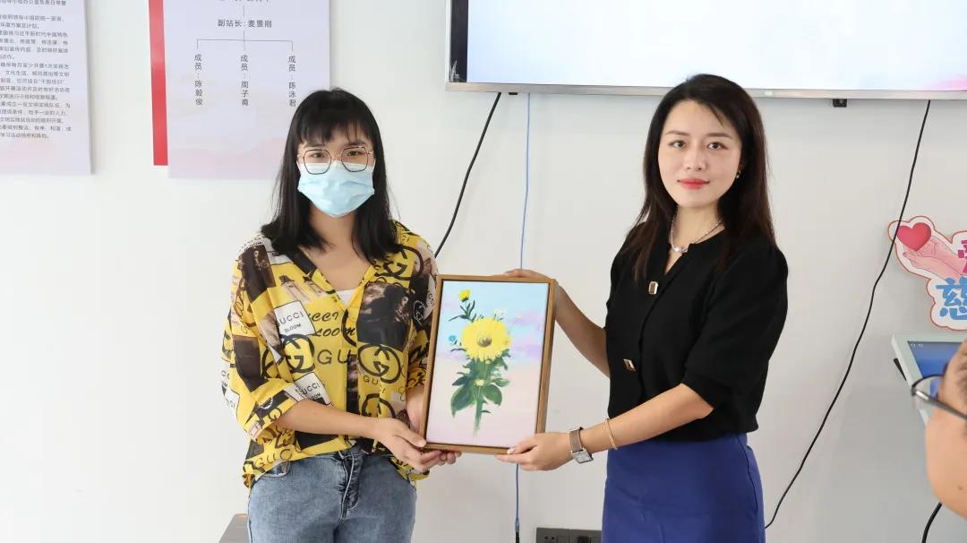 學生代表向手机AV看片网站家具集團贈送手繪油畫作品